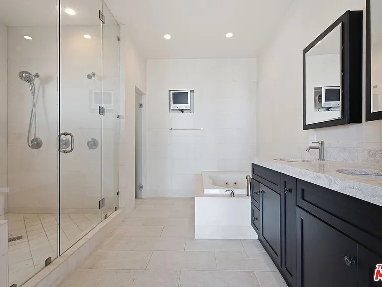 8908 Appian Way — Photo 24