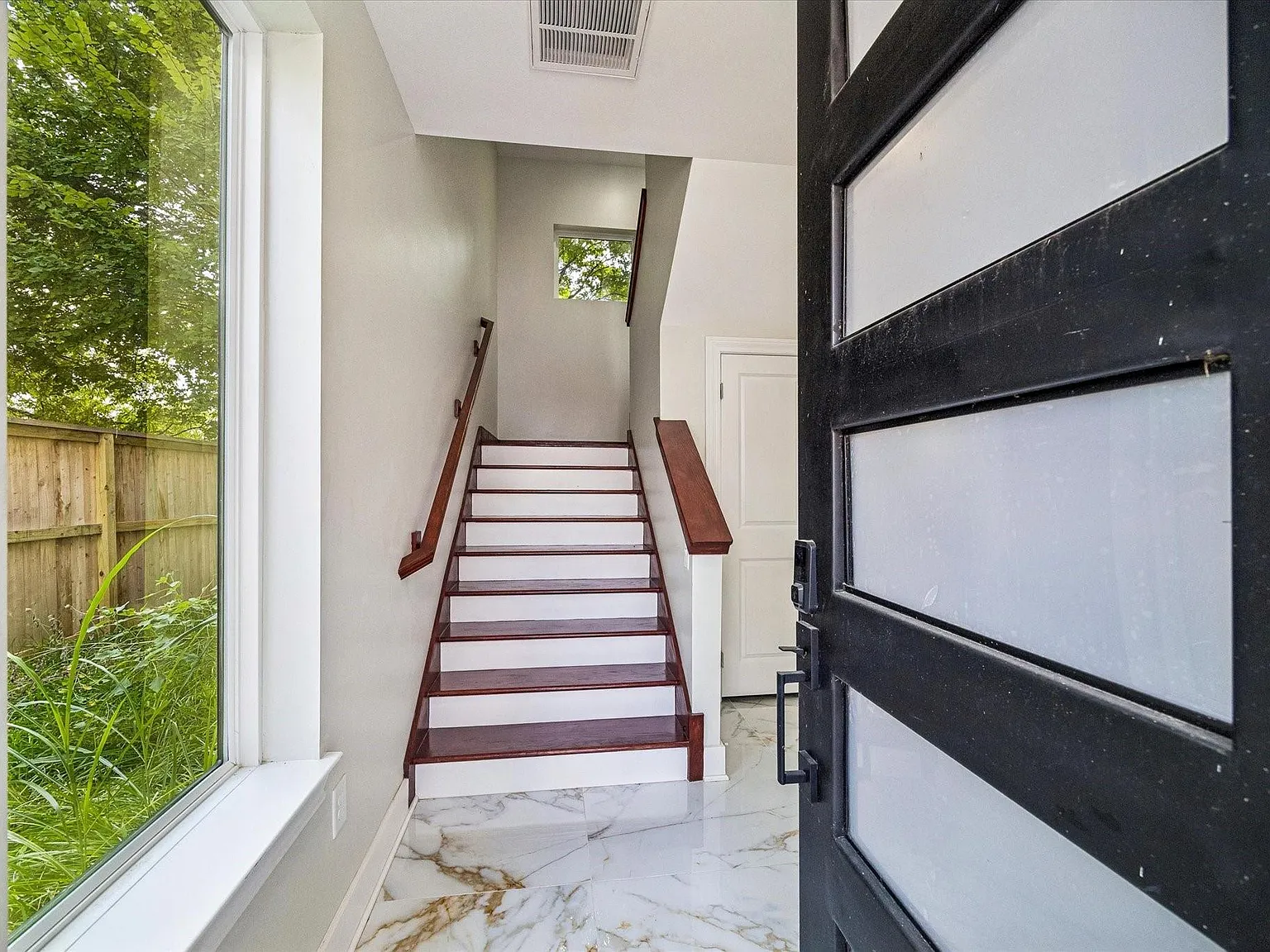 3 bed, 3.5 bath, 2078 sqft, $2,700 — Photo 2