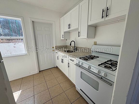 4th image of 10156 Helendale Ave #1/4