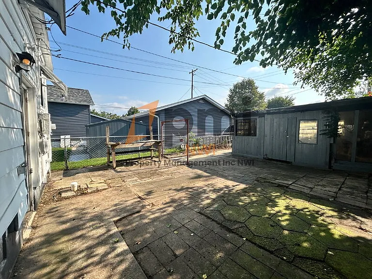1518 Oak St — Photo 9