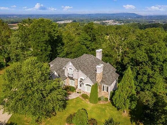 2nd image of 909 Harris Ln