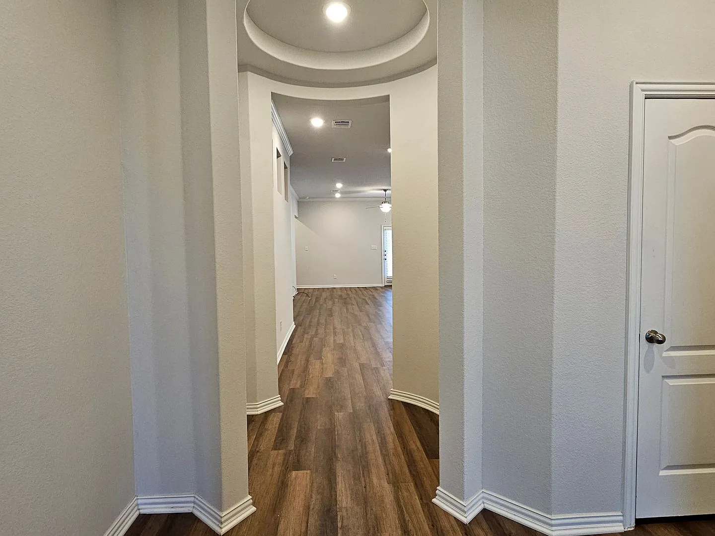 Elegant Bar W Home with Flex Room and Office Nook — Photo 4