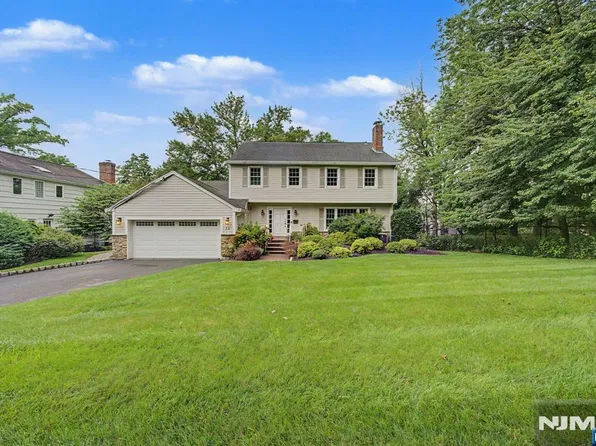15 Pilgrim Court, Tenafly, NJ 07670