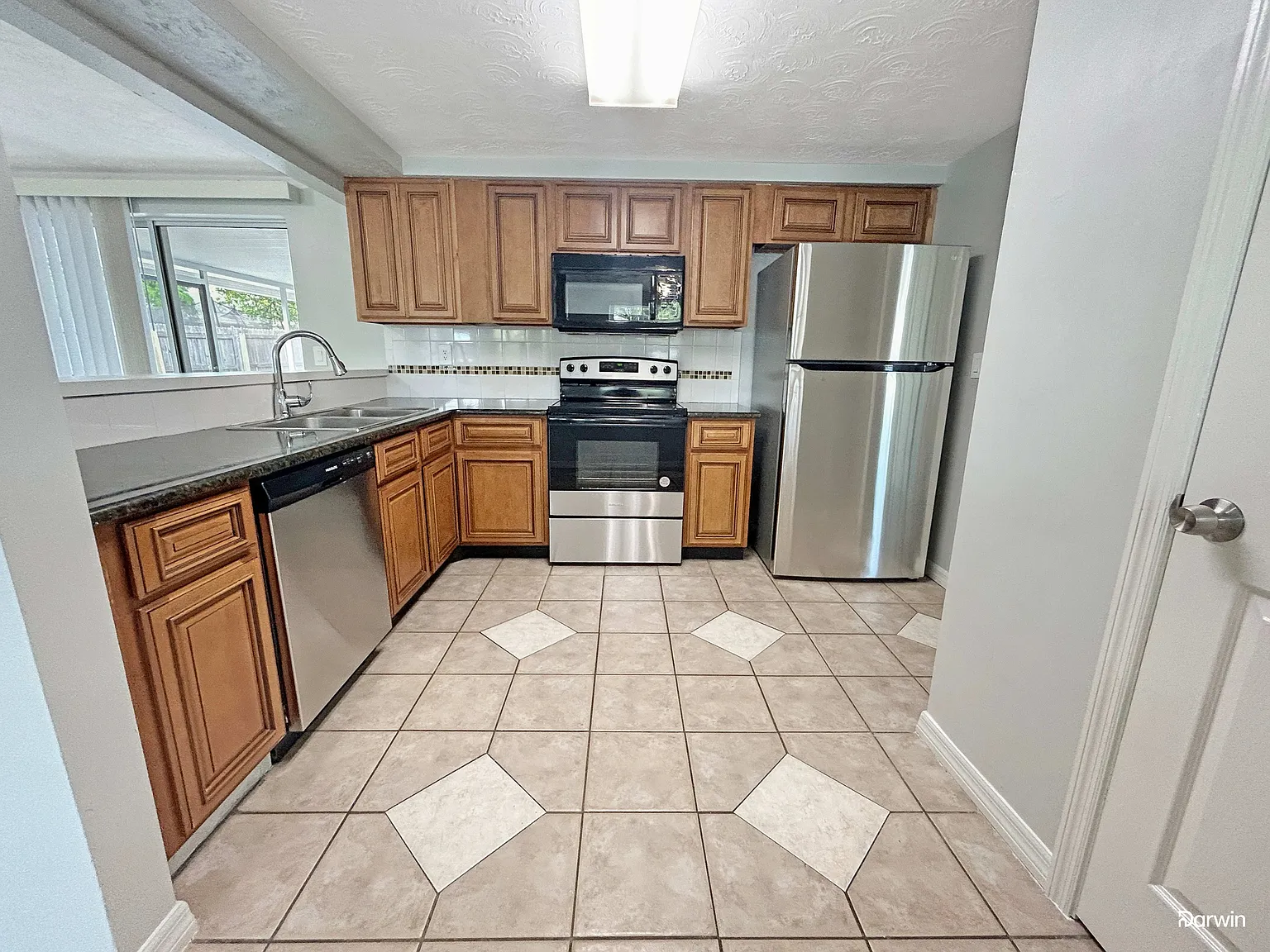 3 bed, 2.0 bath, 1368 sqft, $1,780 — Photo 2
