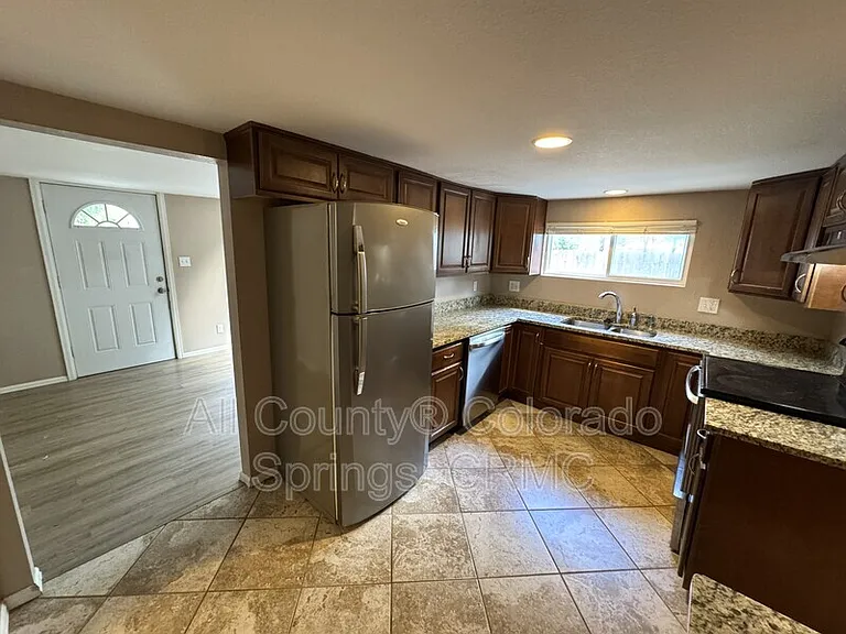 822 S Logan Ave — Photo 4