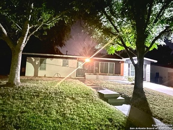 3rd image of 110 Chesswood Dr