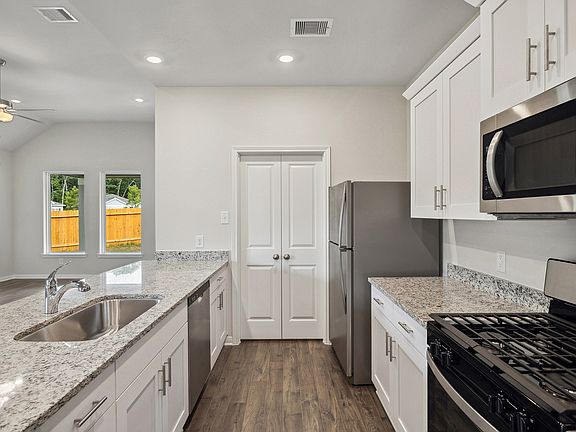 All kitchen appliances come included