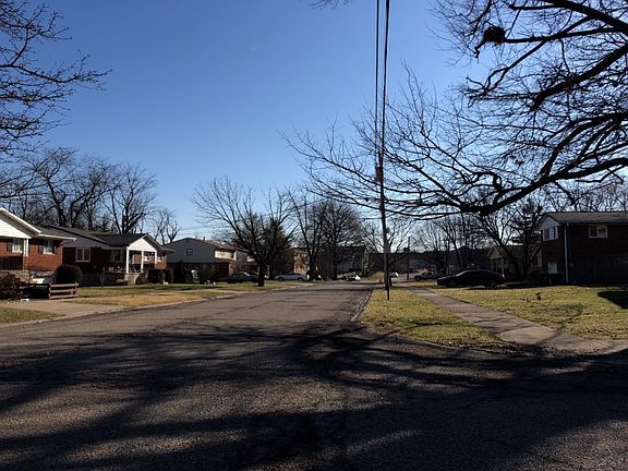 4th image of 978 Thunderbird Dr