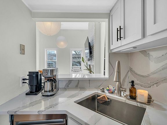 3rd image of 122 Bright St Unit 4