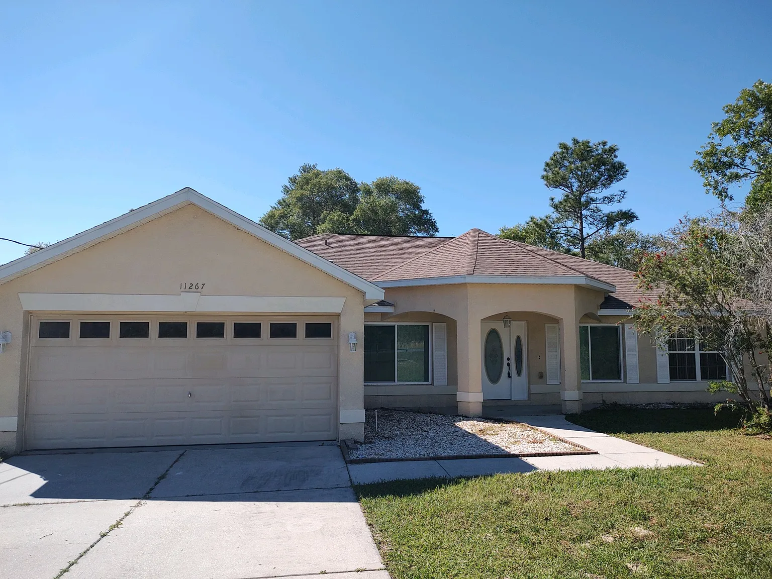 Beautiful 3 Bed 2 Bath Home On Large Fully Fenced Yard — Photo 2