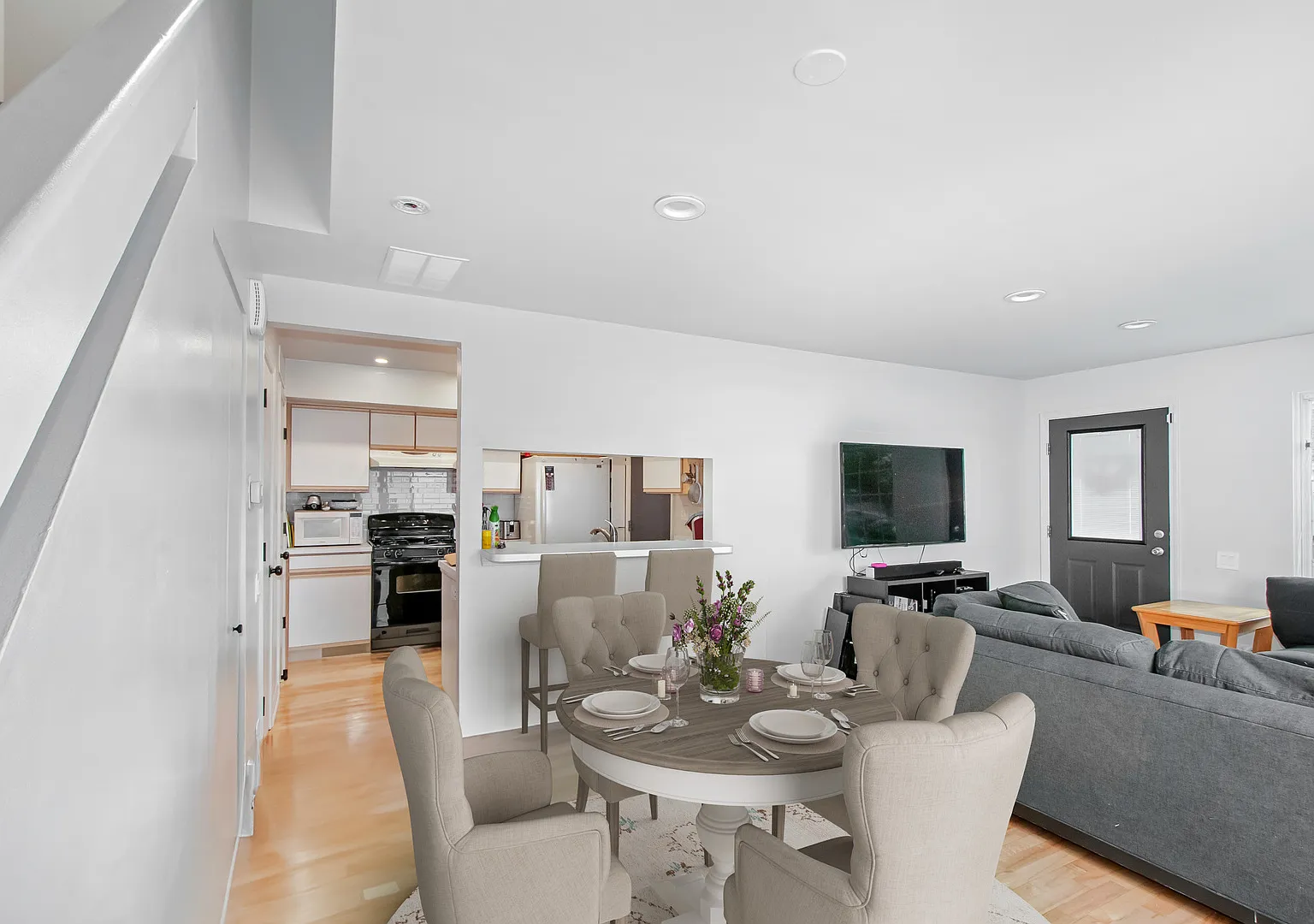 2 bed, 1.5 bath, 1052 sqft, $2,100 — Photo 3