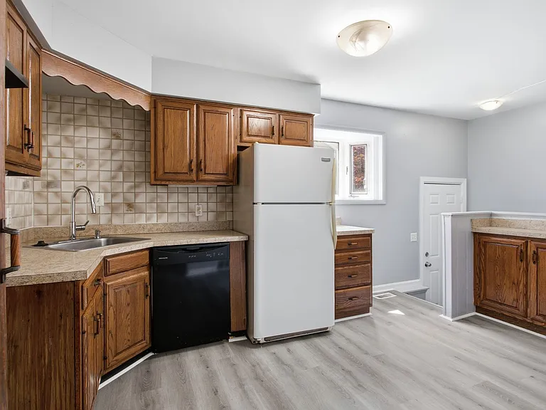 1663 Wilson Ave — Photo 2