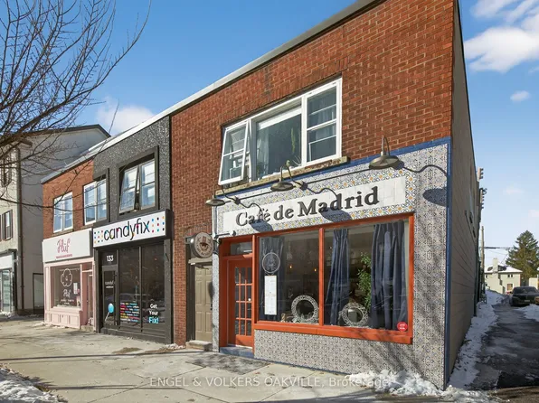 131 Lakeshore Rd E #4, Oakville, ON L6J 1H3