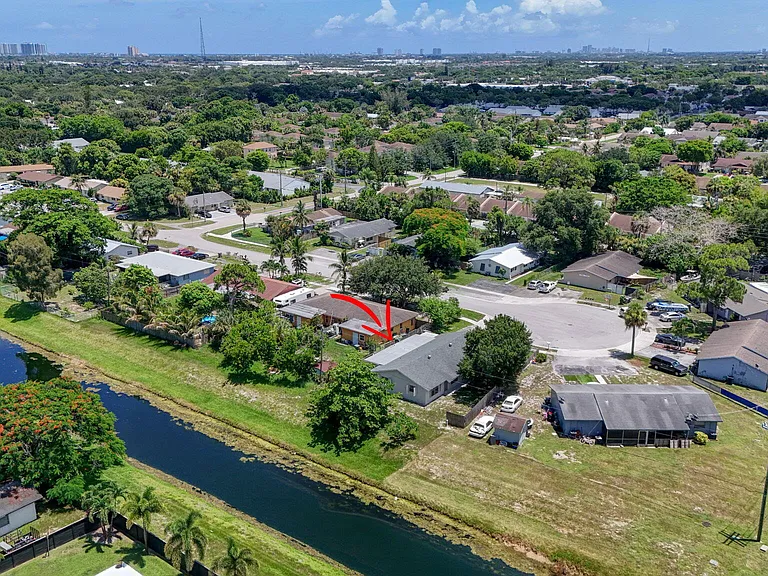 3943 Roan Ct W — Photo 41