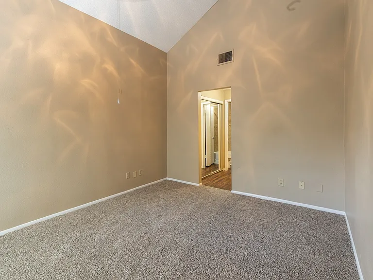 Sutton House Apartments — Photo 40