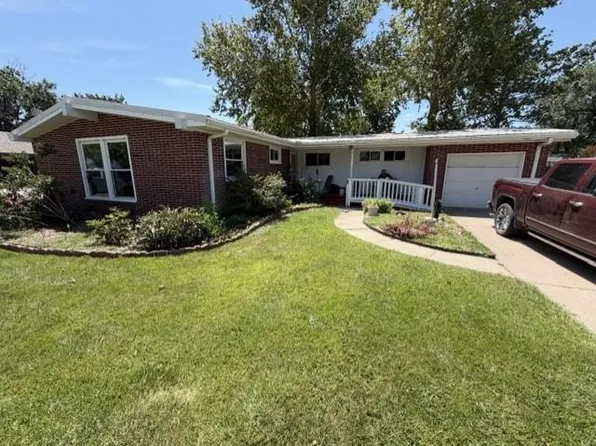 411 Old Manor Rd, Ellinwood, KS 67526