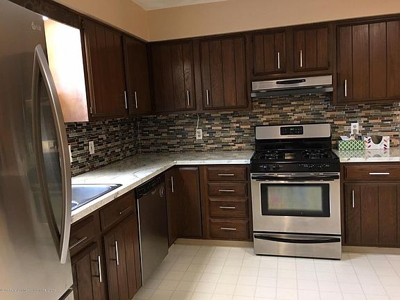 3rd image of 1038 Pickton Dr