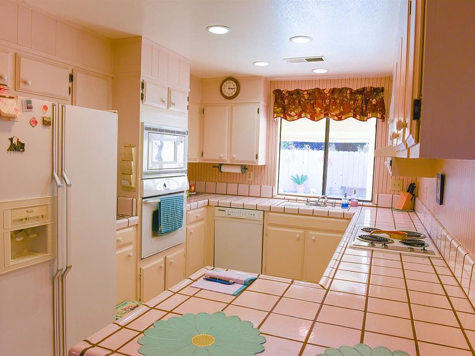 2nd image of 4221 Lorenzo Ln