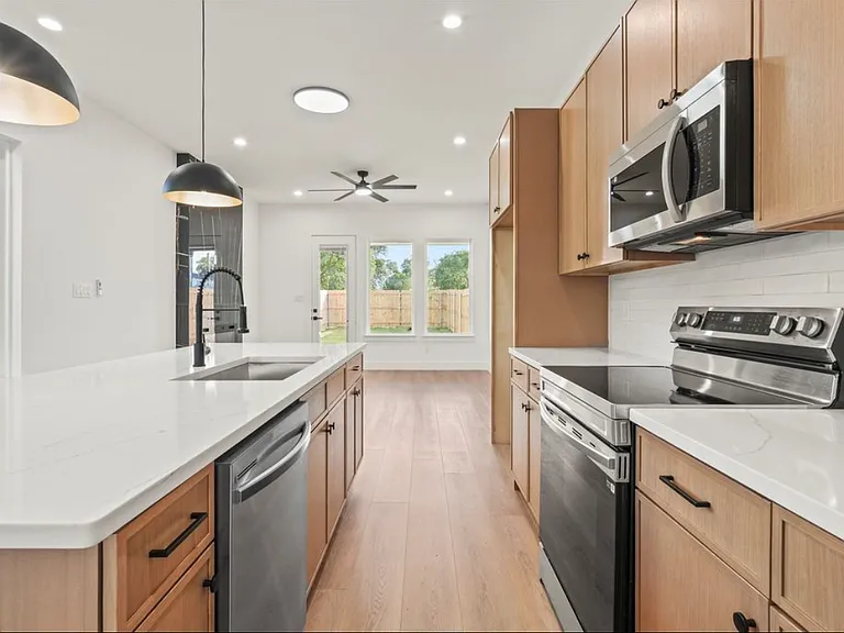 3523 S Harwood St — Photo 8