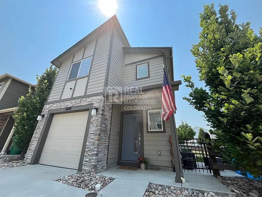 Modern 3 Bedroom Home with Central AC, Garage & Private Patio Near Fort Carson — Photo 2