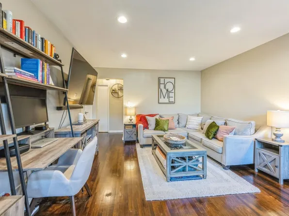 47 Edwards Street #1C, Roslyn Heights, NY 11577