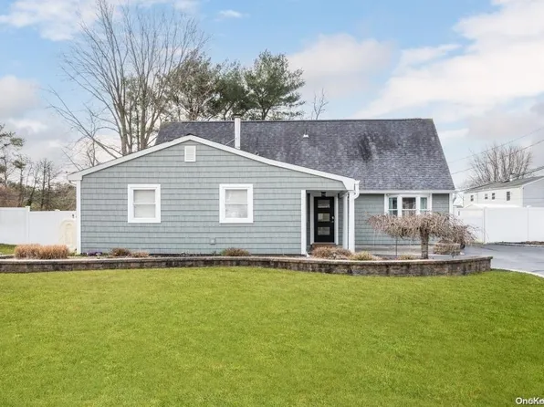 295 W Blue Point Road, Holtsville, NY 11742