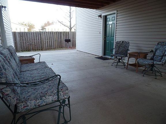 Nice Breezeway w/ Lawn Furniture
