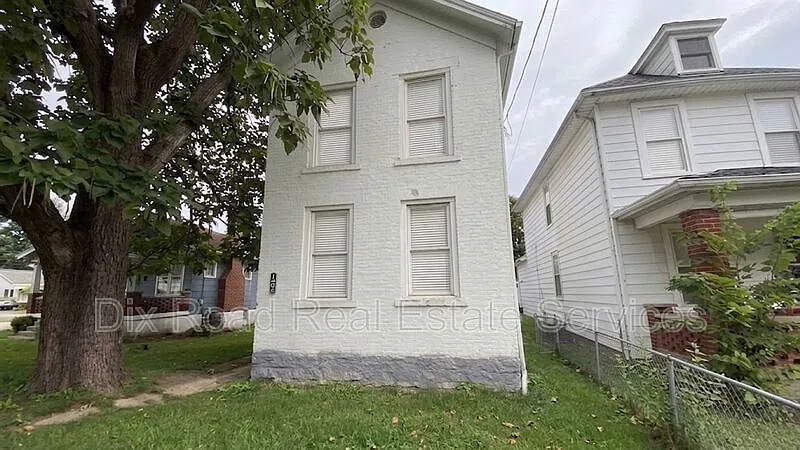 3 bed, 1.0 bath, 1320 sqft, $1,095 — Photo 3