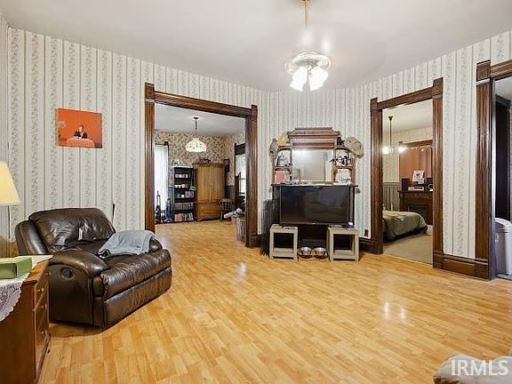 5th image of 517 E North A St