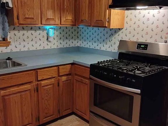 4th image of 92 E Priddy St