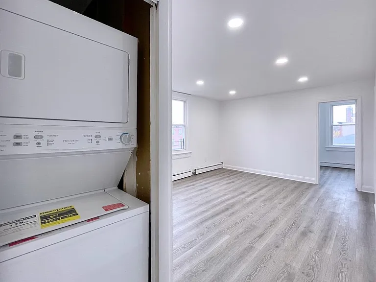 389 Monmouth St #3 — Photo 5