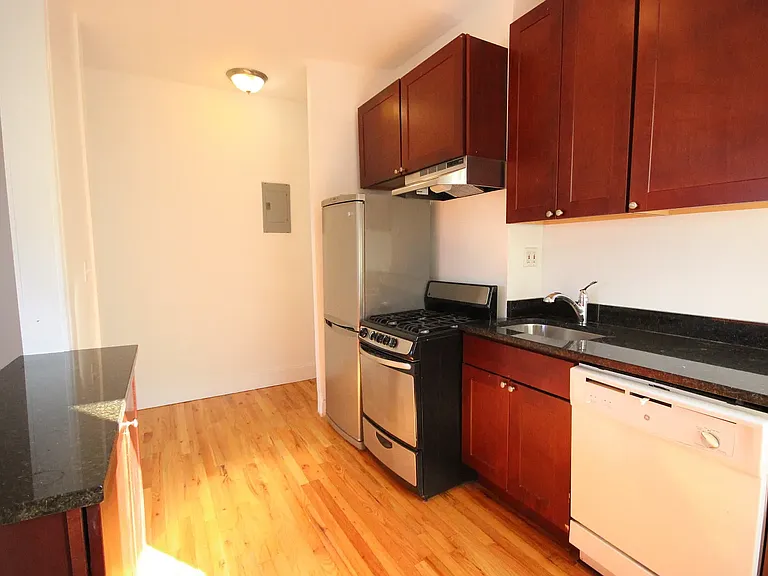 200 Waverly Pl #20 — Photo 4