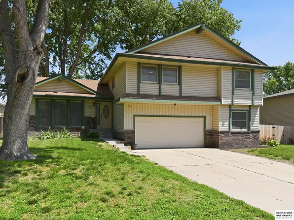 912 Claudine Ave, Papillion, NE 68046