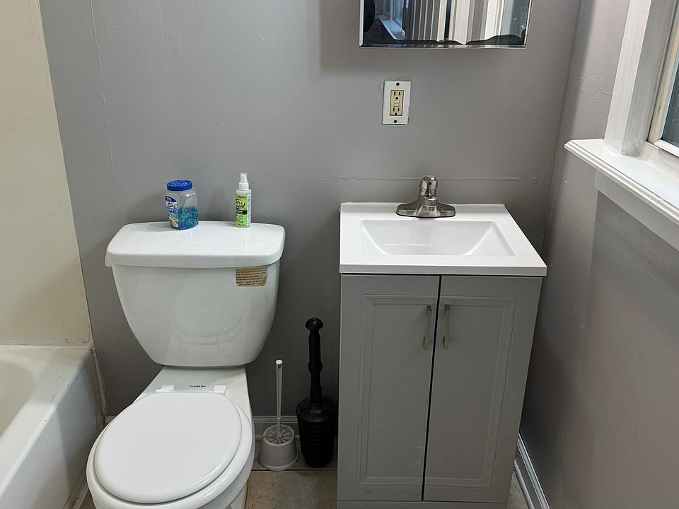 2nd image of 1264 E Main St APT 3