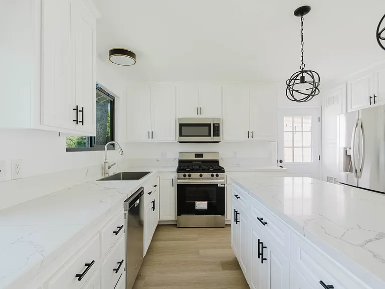 8400 Chimineas Ave — Photo 10