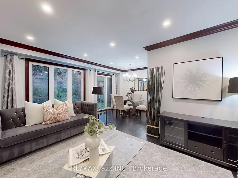677 Grandview Dr — Photo 3