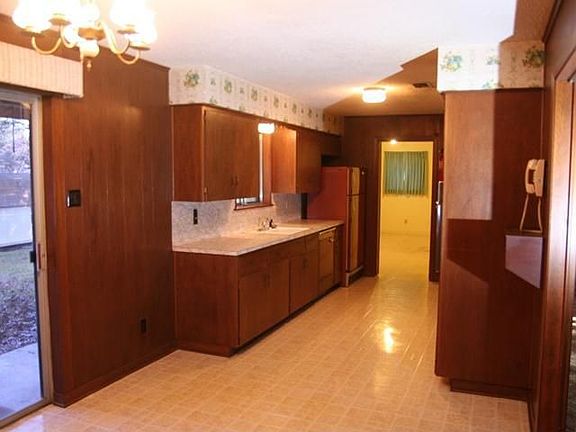 5th image of 8402 Grayledge Dr