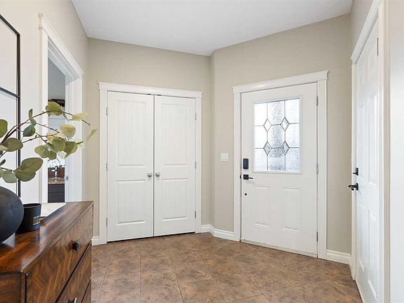 3rd image of 100 SW Lakeside Vw