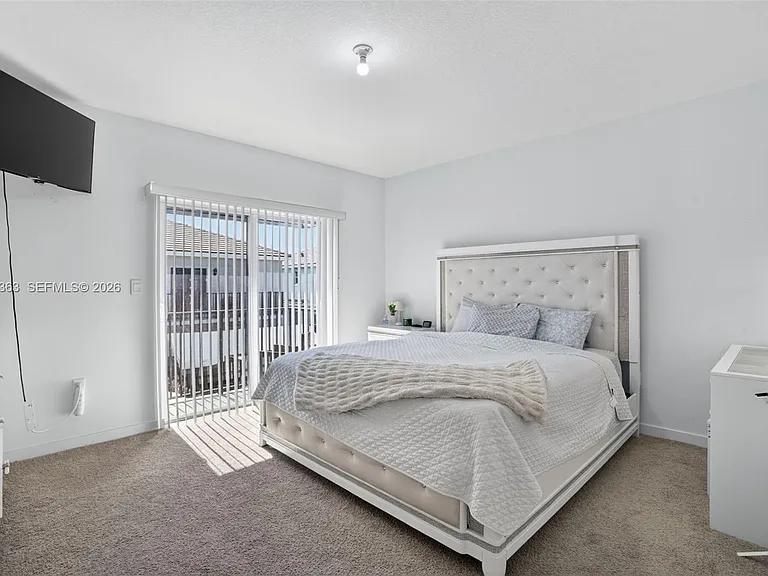 163 NE 13th Cir — Photo 17
