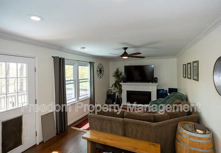 6197 Edwards Dr — Photo 3