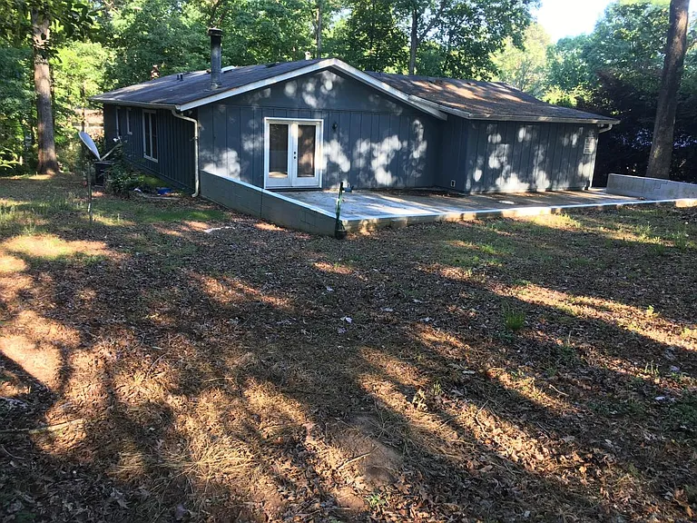 1008 Warwick Dr — Photo 2