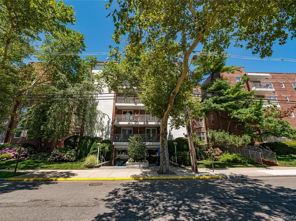 100 Brooklyn Avenue #2R, Freeport, NY 11520