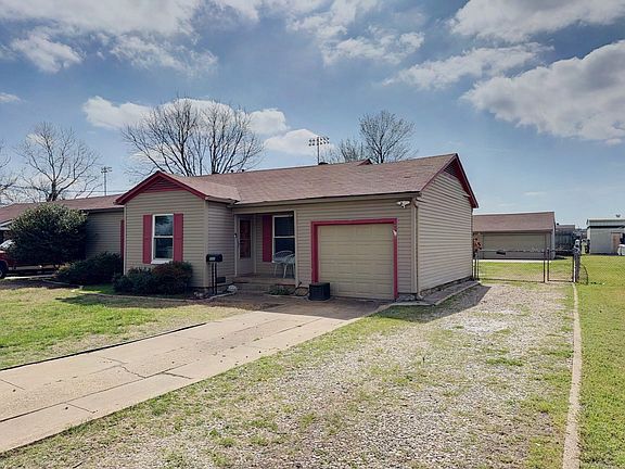 3rd image of 634 Oak Ridge Ln