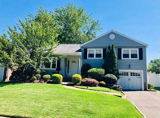 26 Clearwater Dr, Plainview, NY 11803