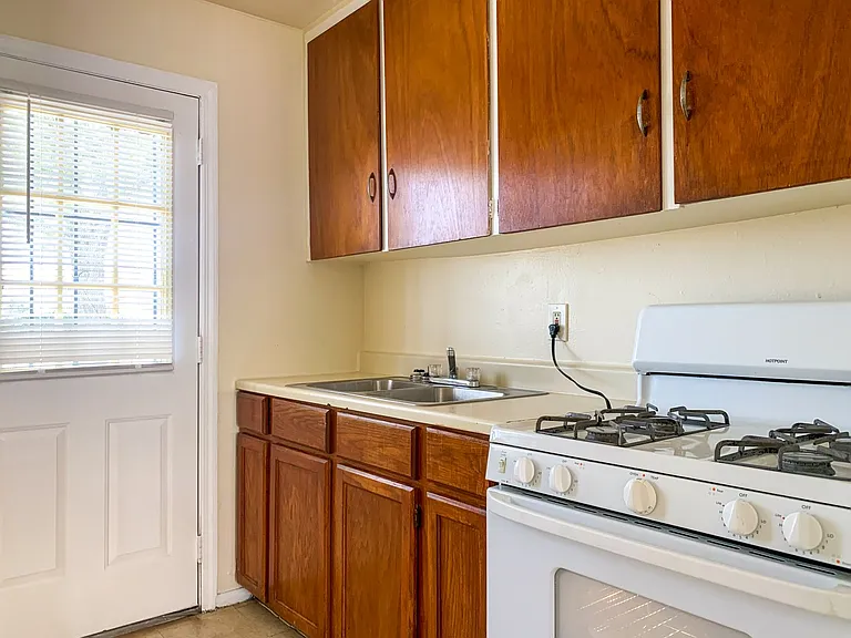 One Bedrooms near VA Hospital — Photo 12