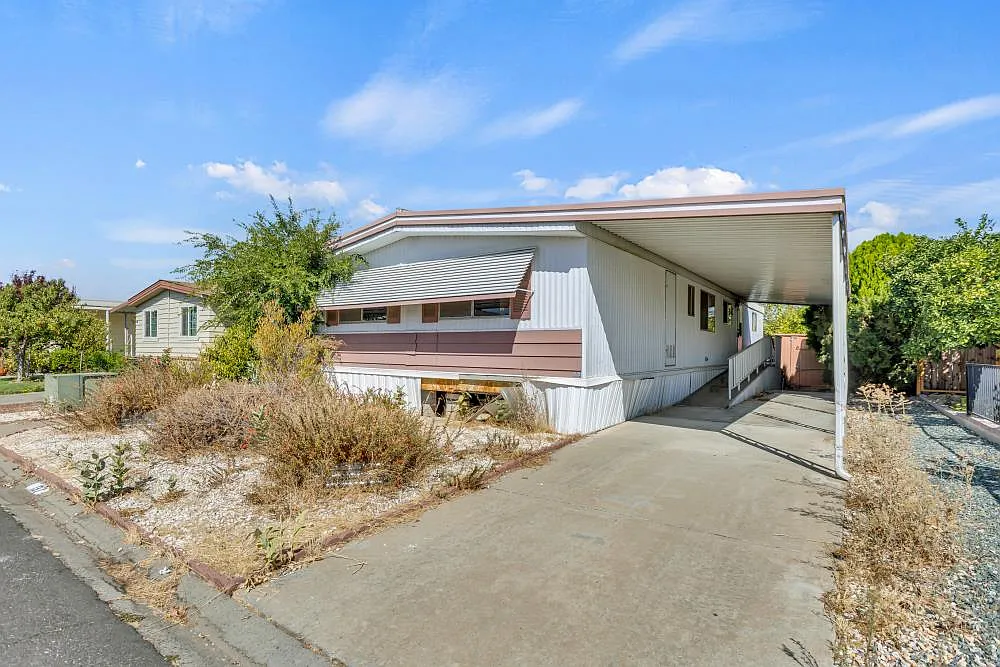137 Davis Ave photo 1