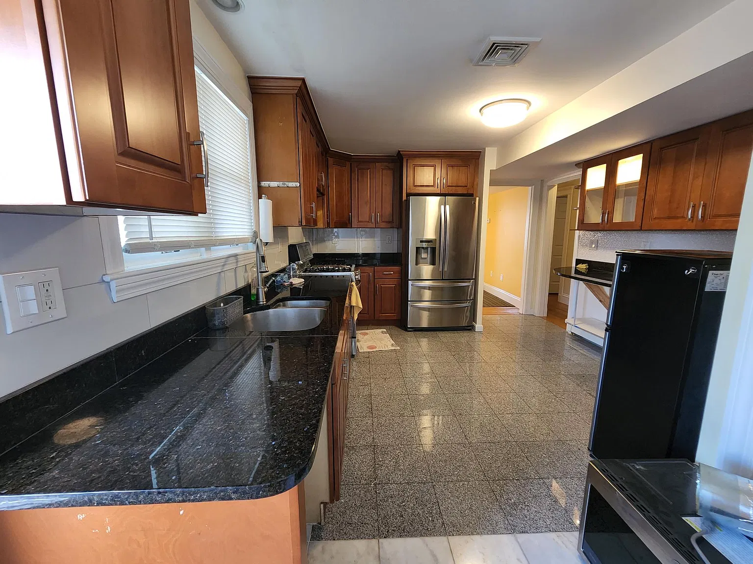 4 bed, 1300 sqft, $3,750 — Photo 2