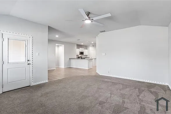 424 Amory St — Photo 10