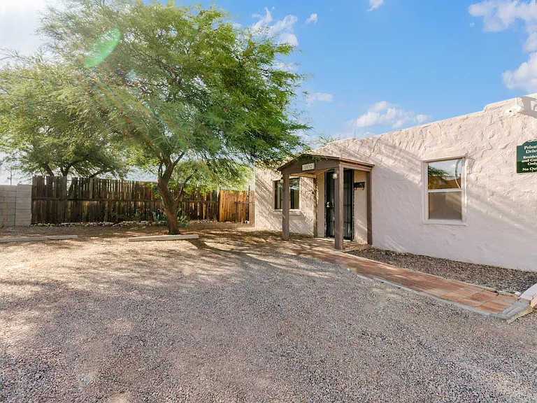 1032 E Glenn St — Photo 4