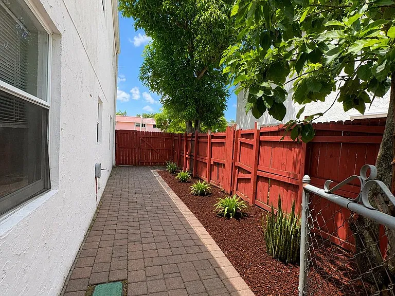 7920 SW 7th Pl — Photo 10